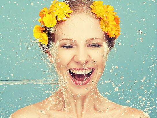 Moisturizing de Kierper ass déi éischt Konditioun fir Hautpfleeg