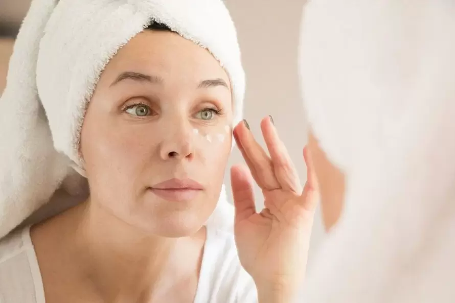 Anti-Faltencreme ënner den Aen opdroen